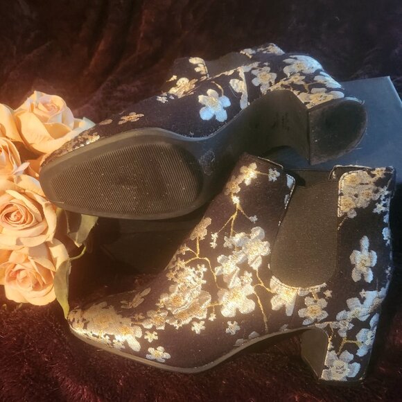 Simply smashing ankle bootsBrocade even on heels, elastic sides - great w/jeans - Picture 2 of 5